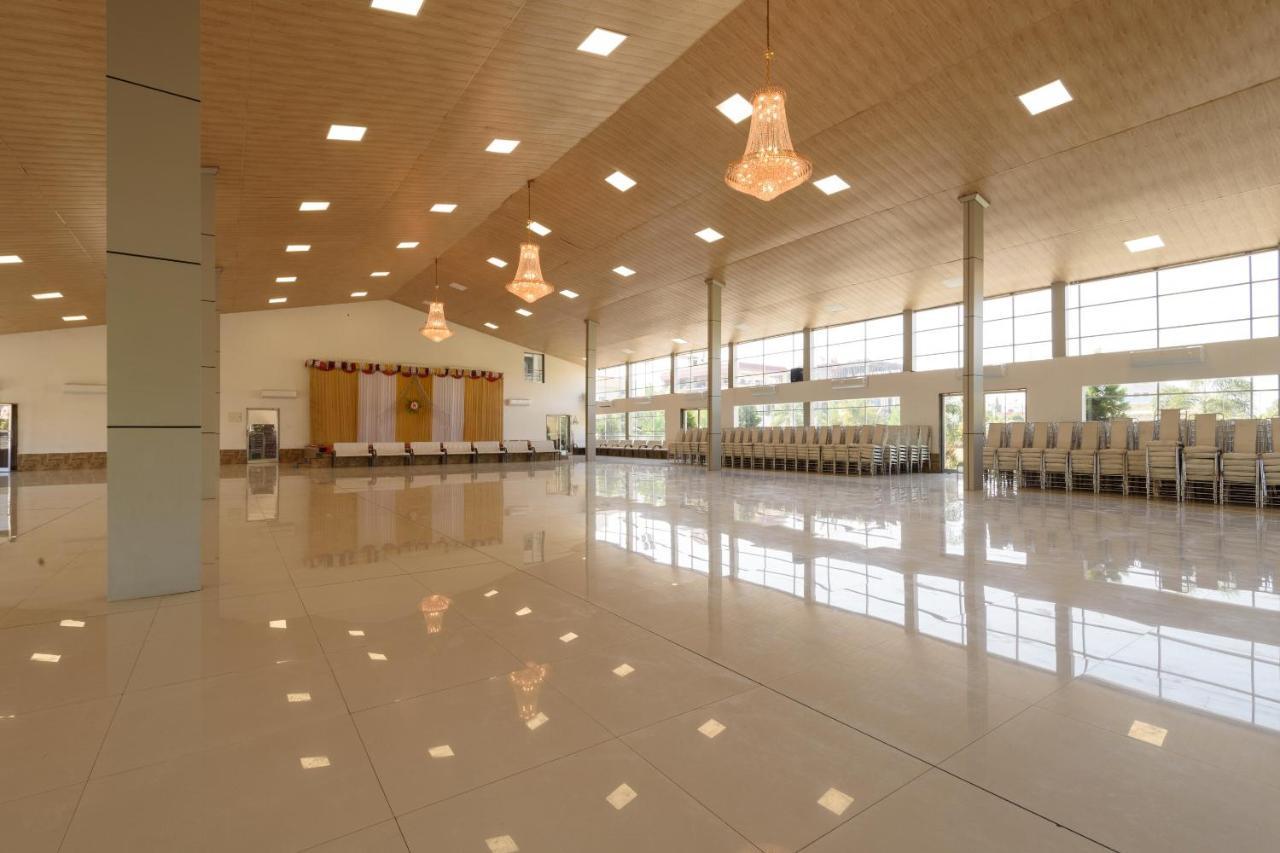 Oyo 22964 Kundan Lawns Hotel Shirdi Bagian luar foto