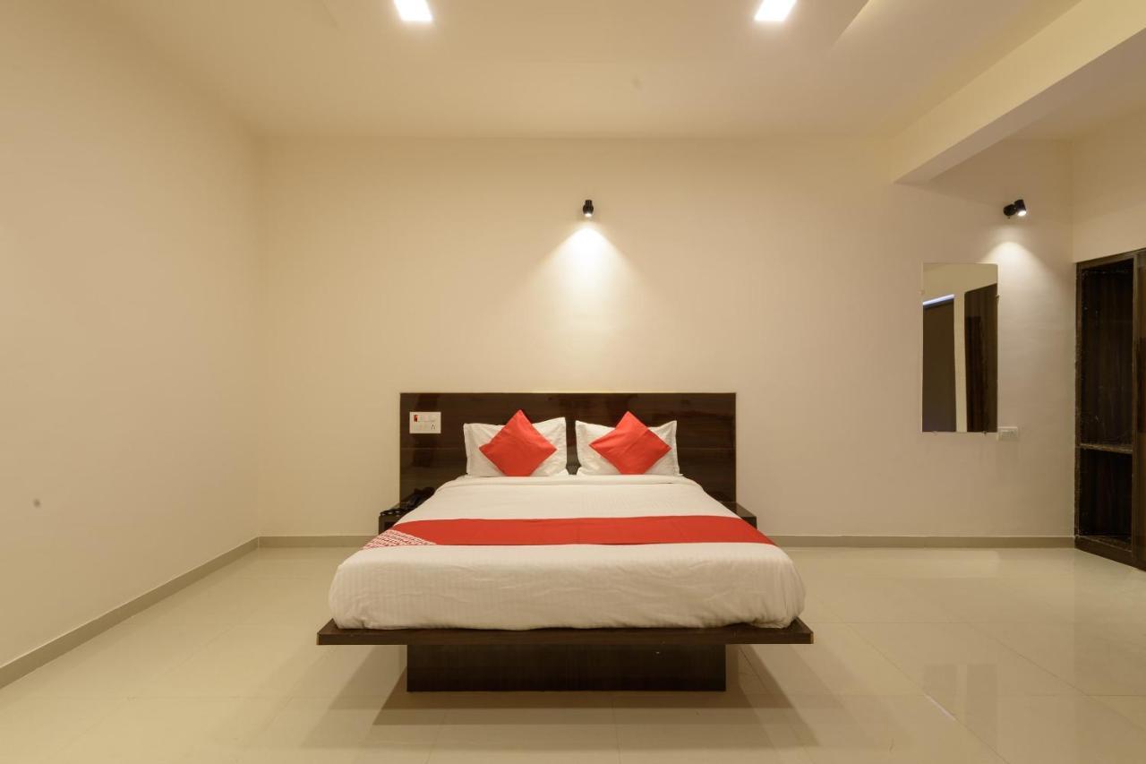 Oyo 22964 Kundan Lawns Hotel Shirdi Bagian luar foto